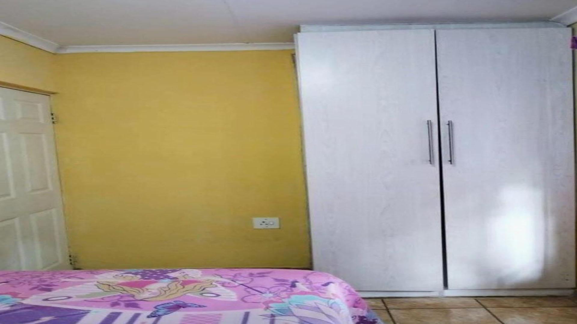 Bed Room 1 of property in Soshanguve East