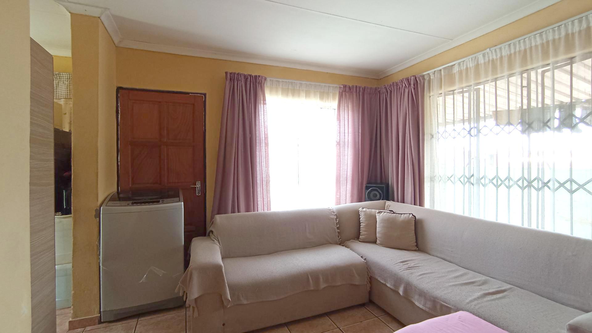 Lounges - 12 square meters of property in Soshanguve East