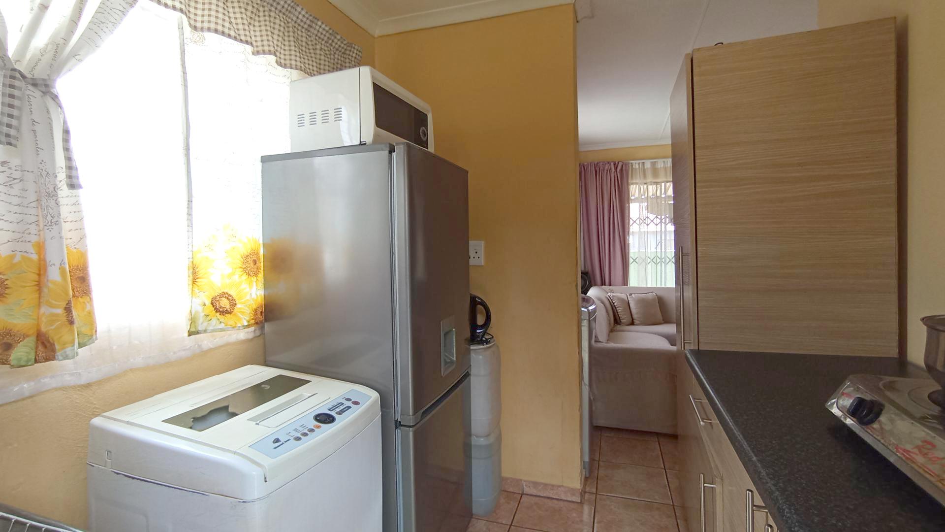 Kitchen - 6 square meters of property in Soshanguve East