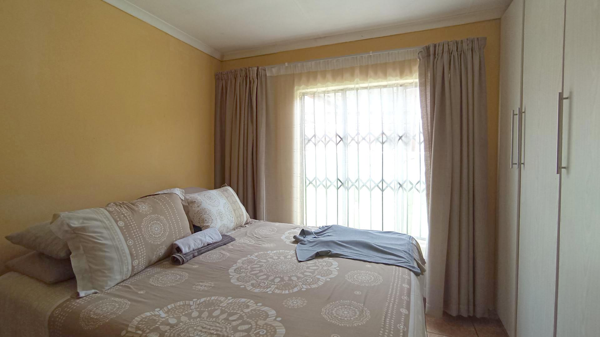 Bed Room 1 - 11 square meters of property in Soshanguve East