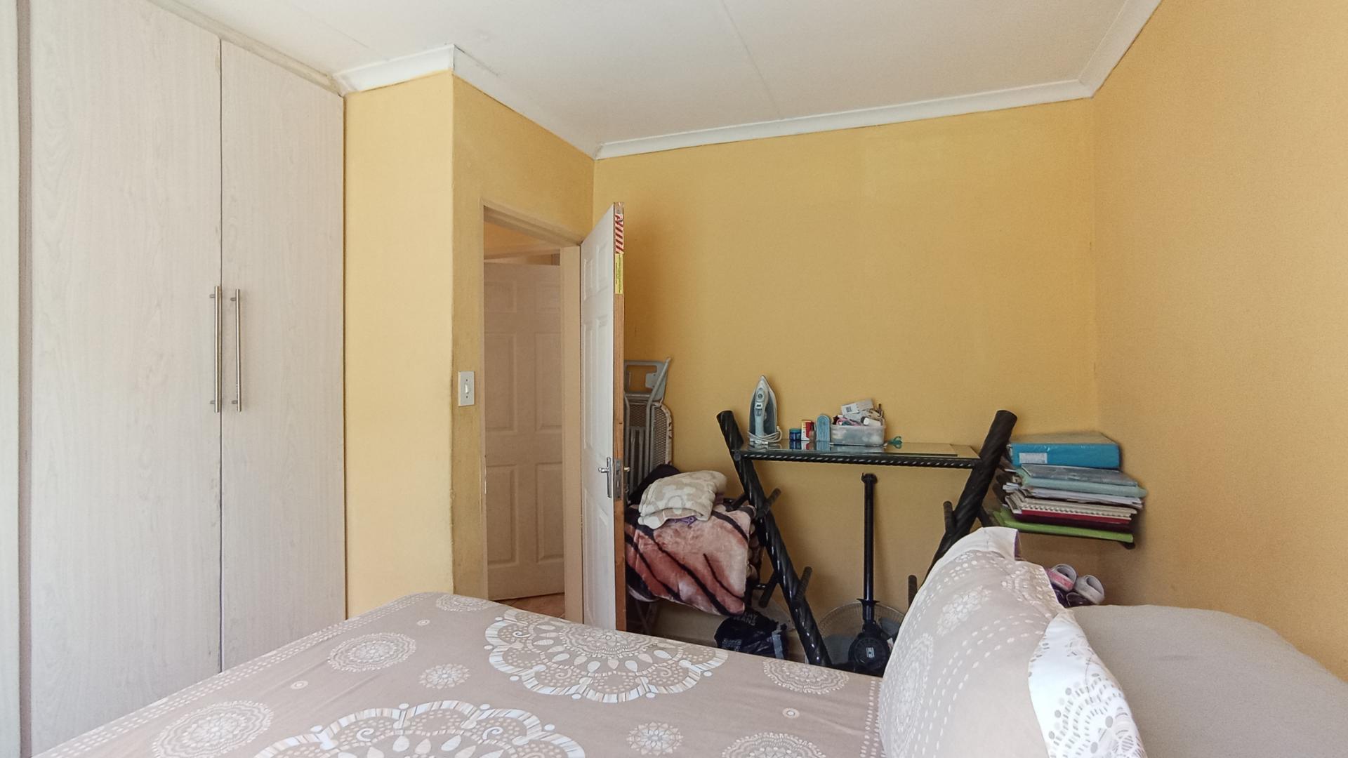 Bed Room 1 - 11 square meters of property in Soshanguve East