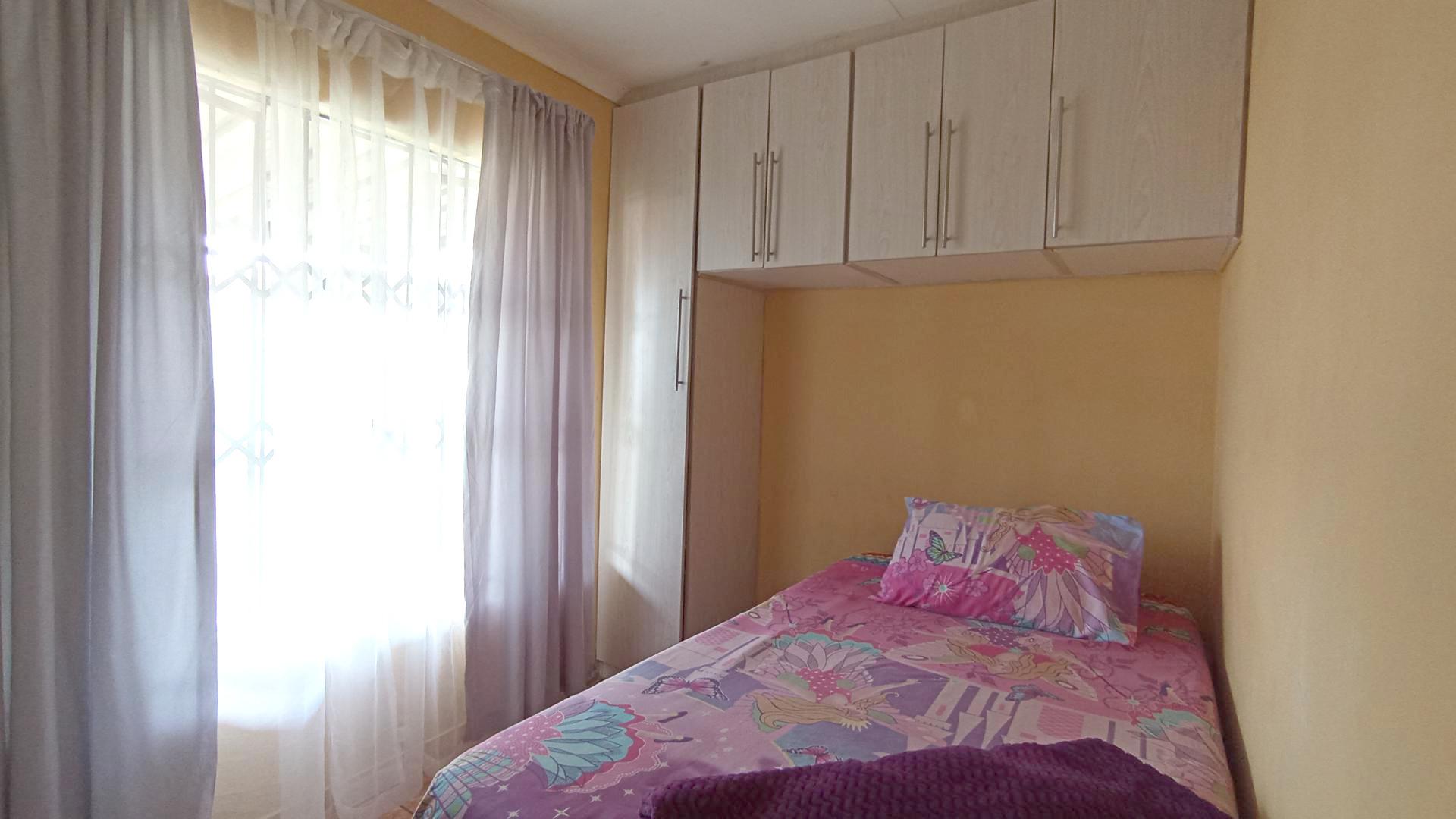 Bed Room 2 - 8 square meters of property in Soshanguve East