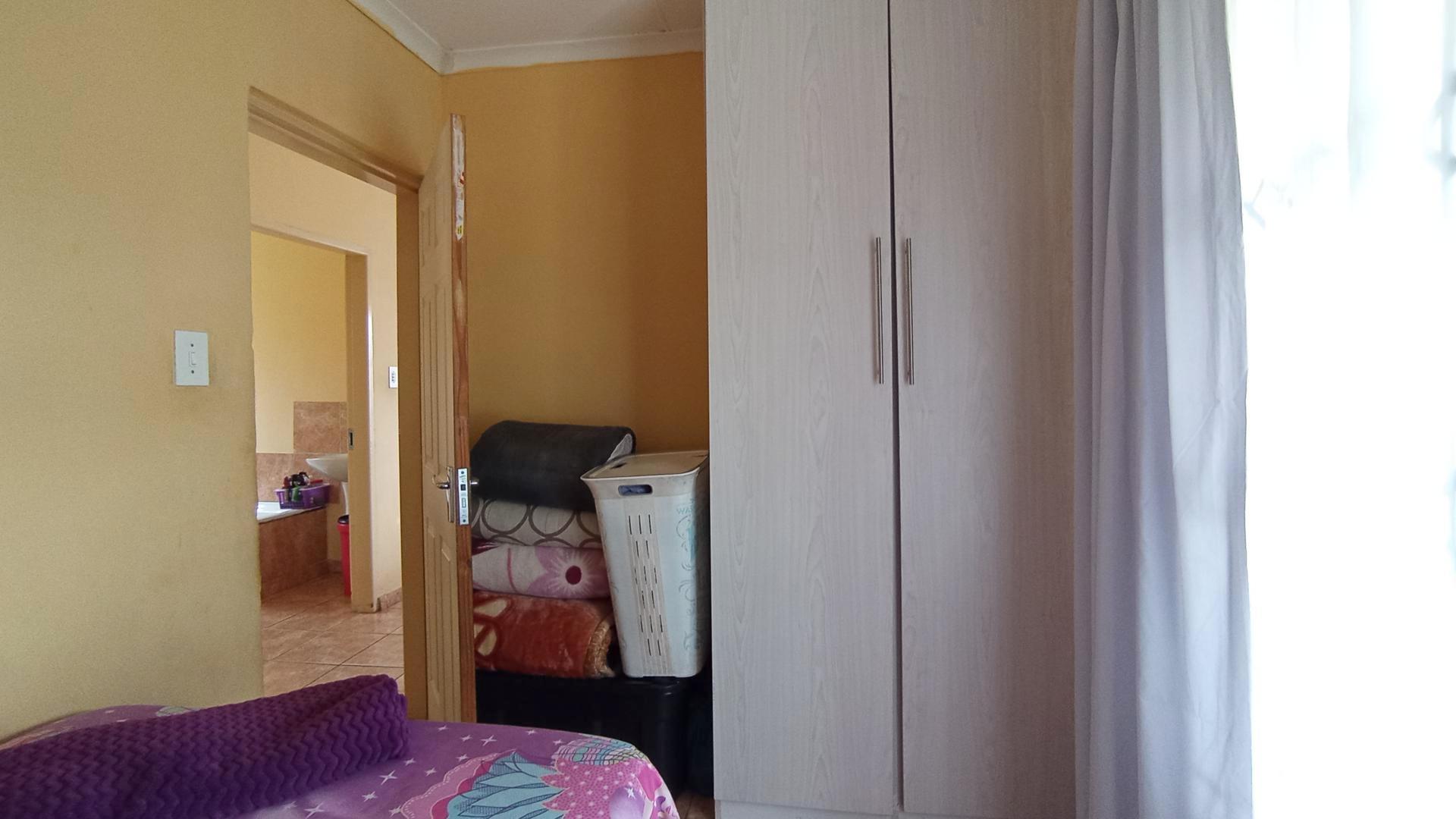 Bed Room 2 - 8 square meters of property in Soshanguve East