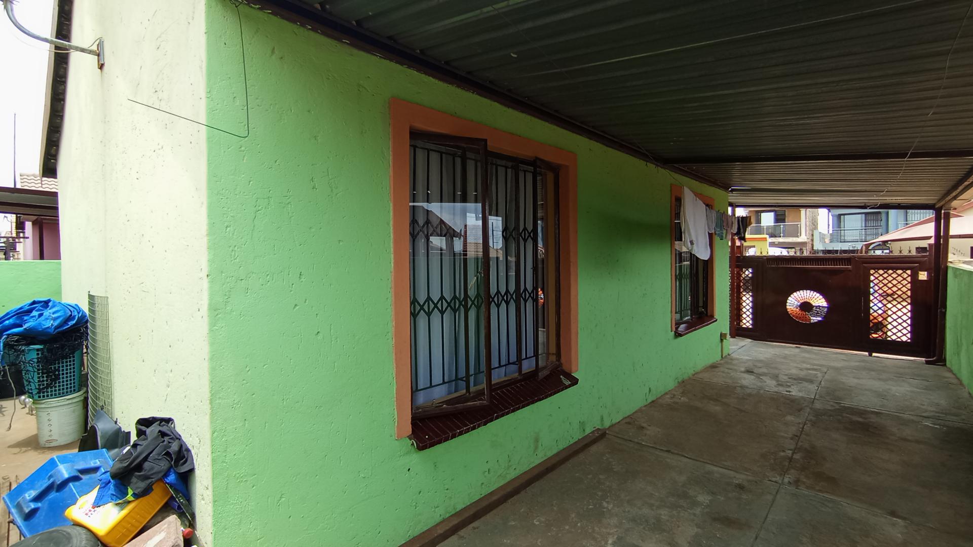 Patio - 1 square meters of property in Soshanguve East