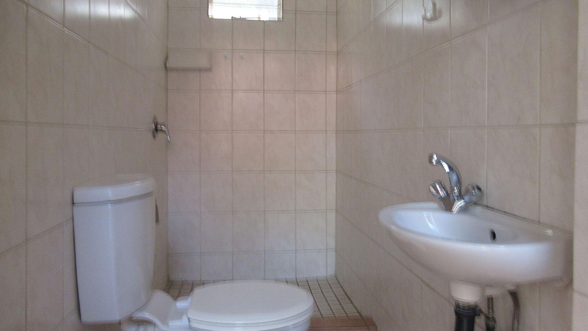 Bathroom 2 - 2 square meters of property in Northwold