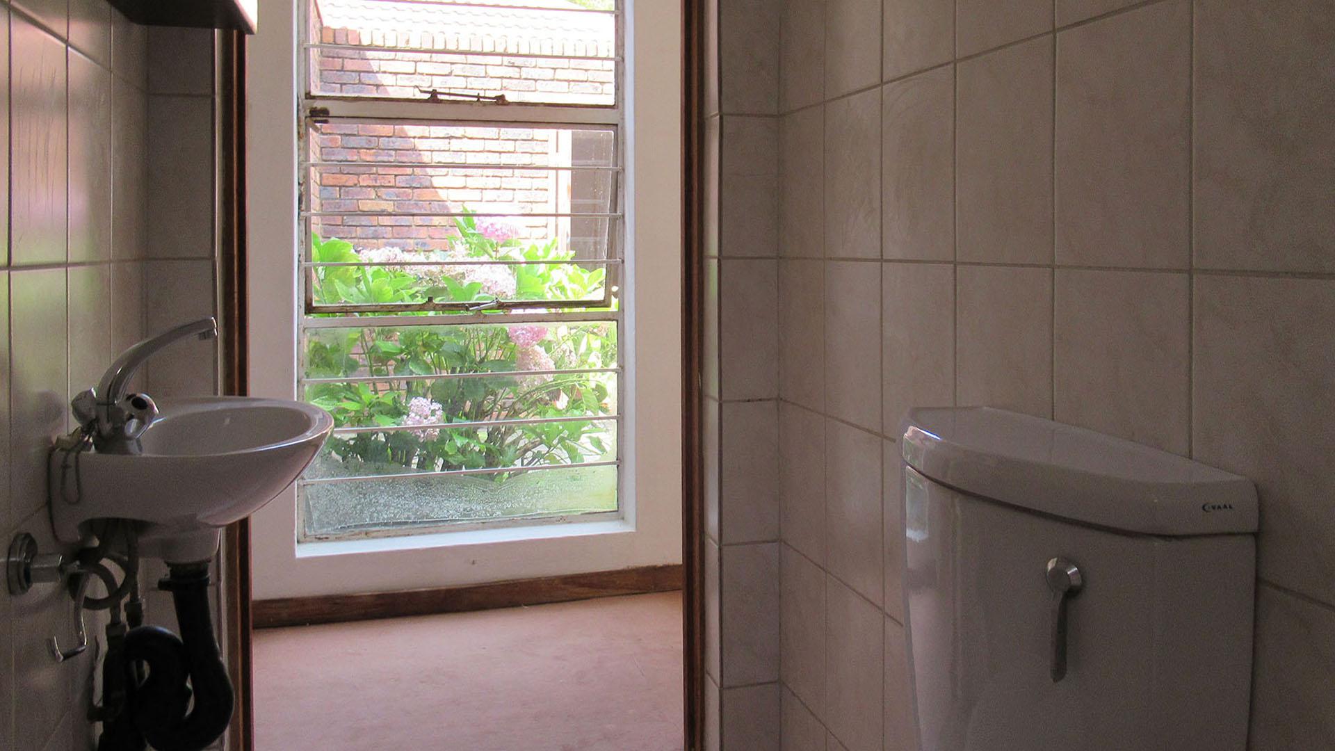 Bathroom 2 - 2 square meters of property in Northwold