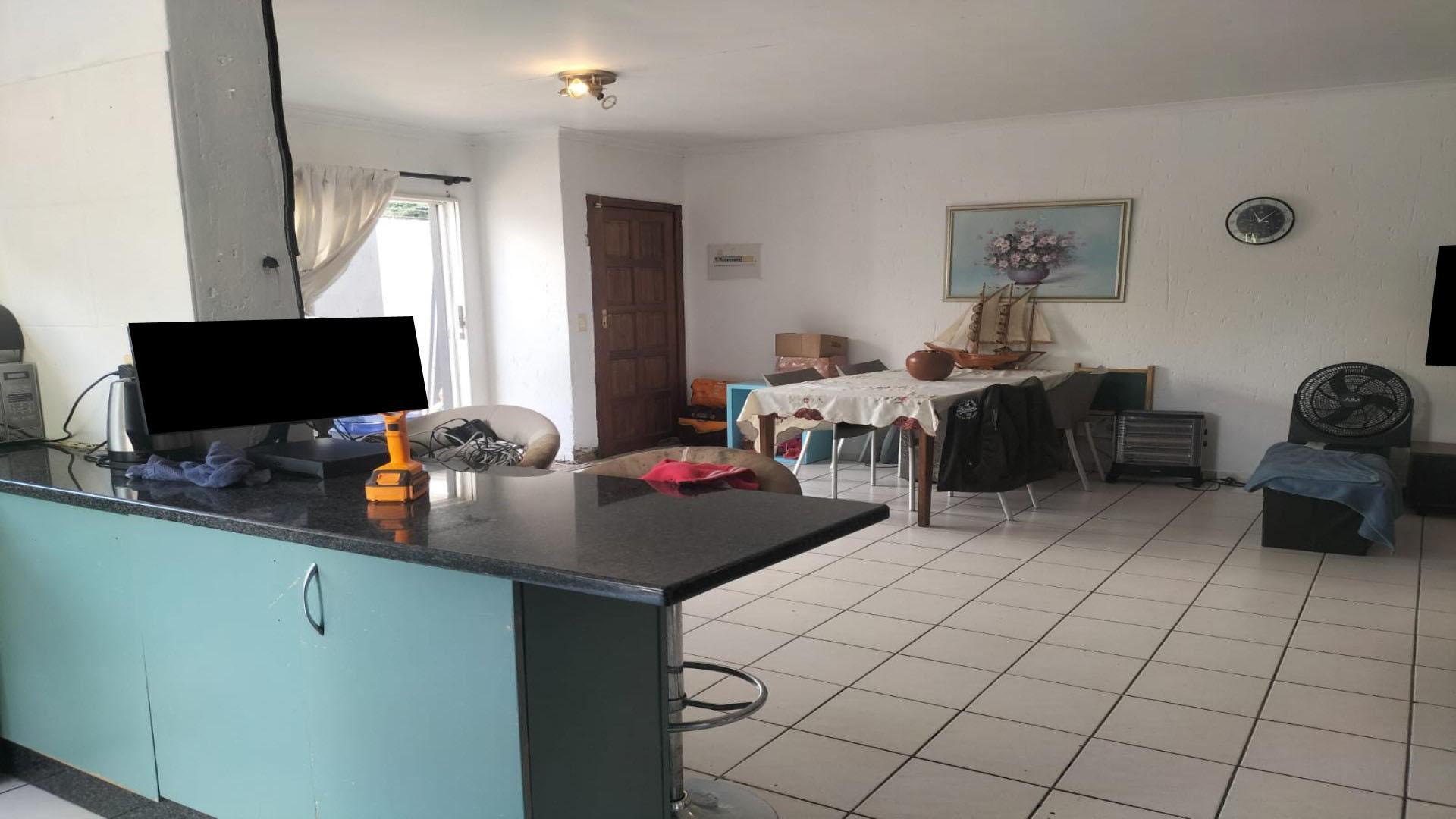 Spaces - 3 square meters of property in Oakdene