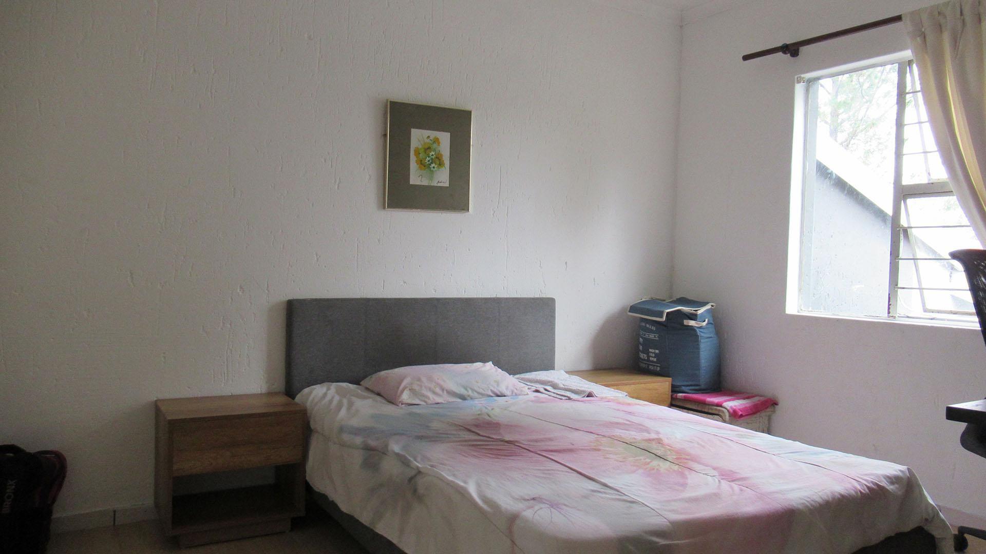 Bed Room 1 - 21 square meters of property in Oakdene