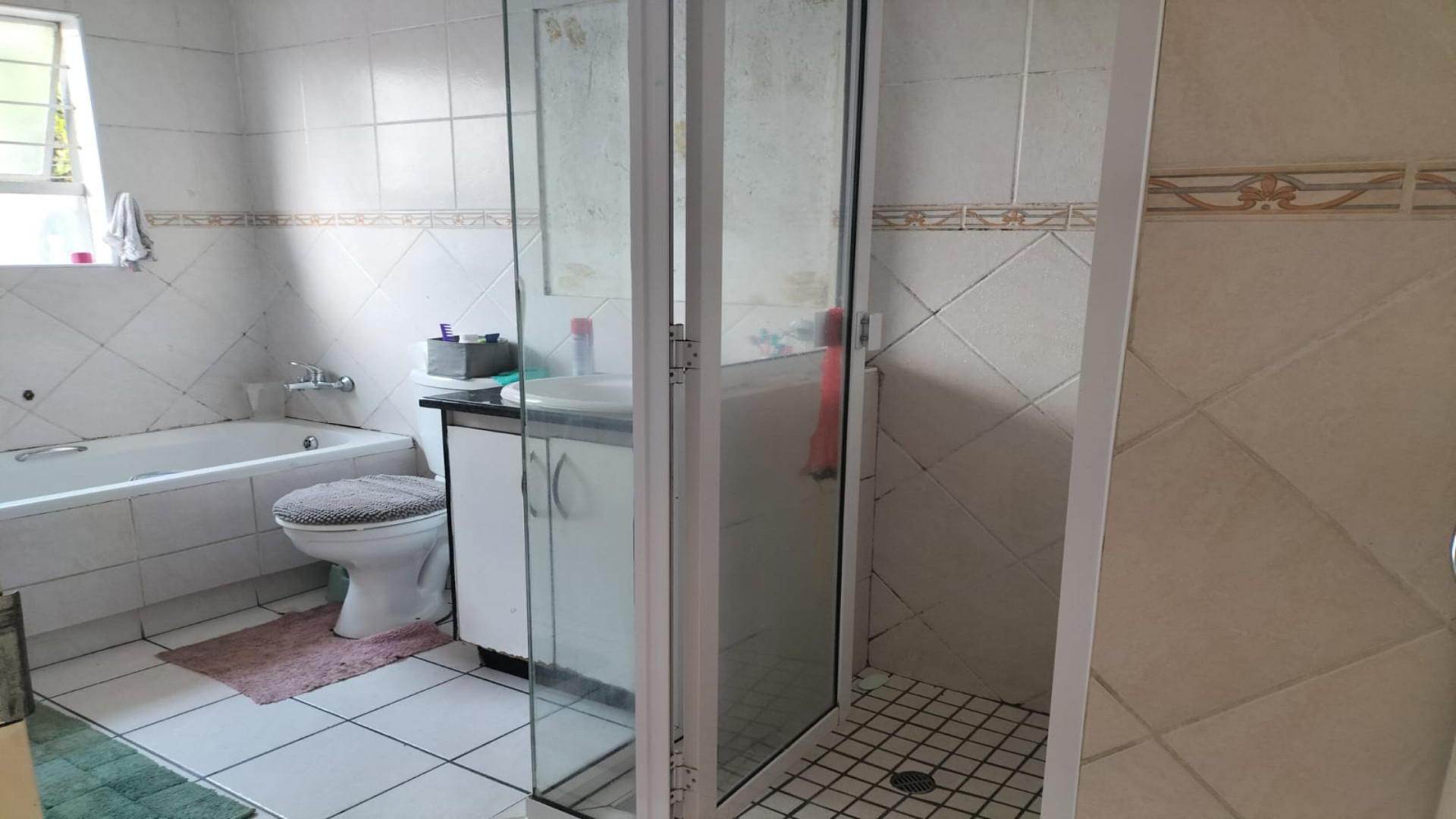 Bathroom 1 - 3 square meters of property in Oakdene