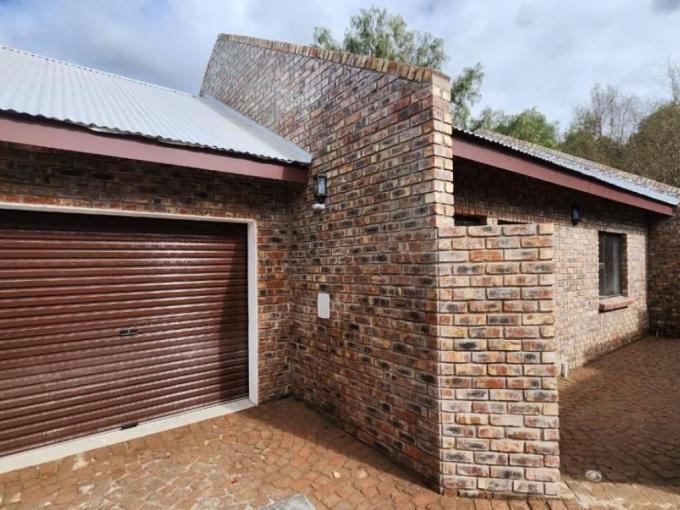 2 Bedroom House for Sale For Sale in Oudtshoorn - MR698658