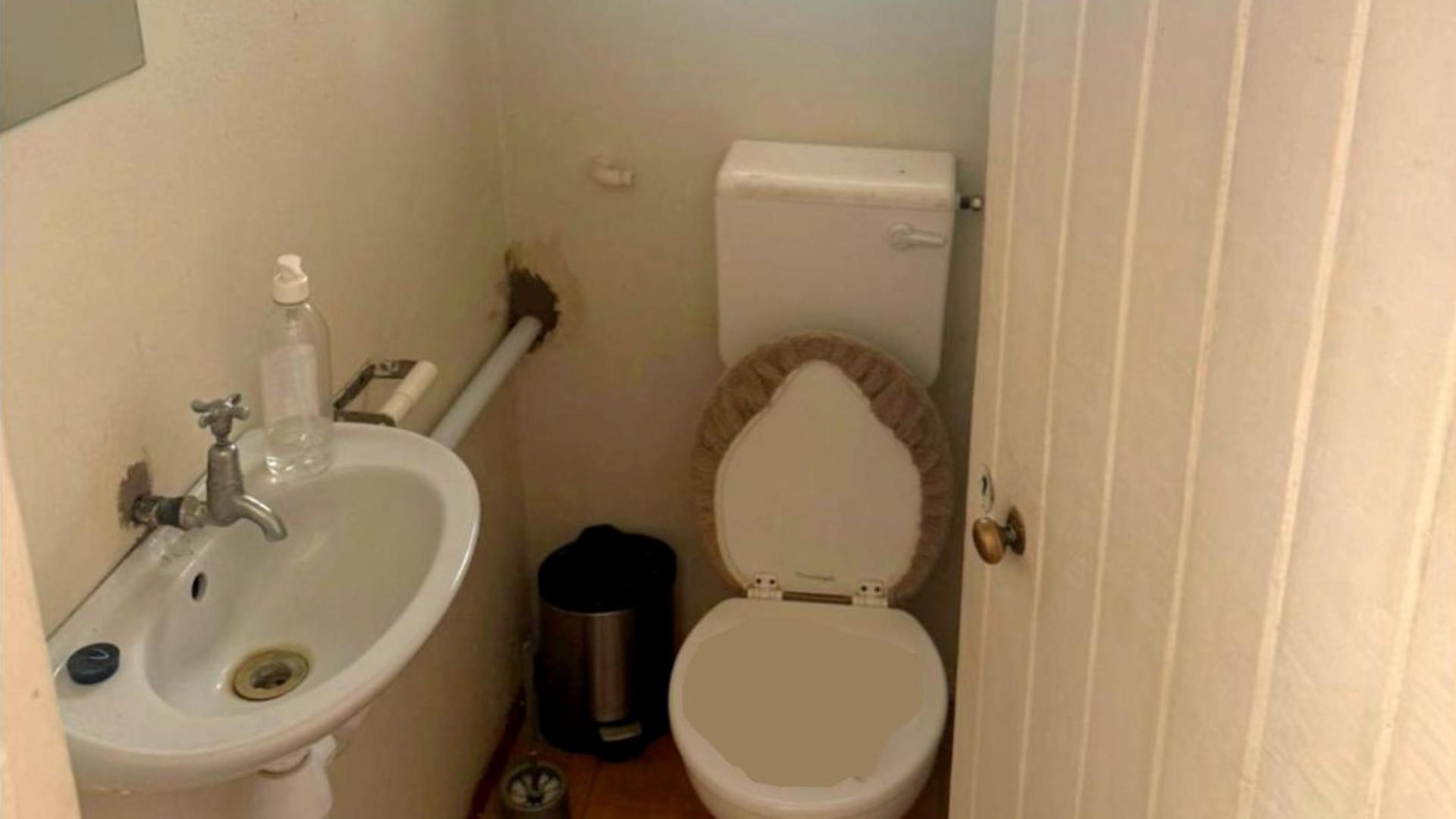 Bathroom 3+ of property in Jansenville