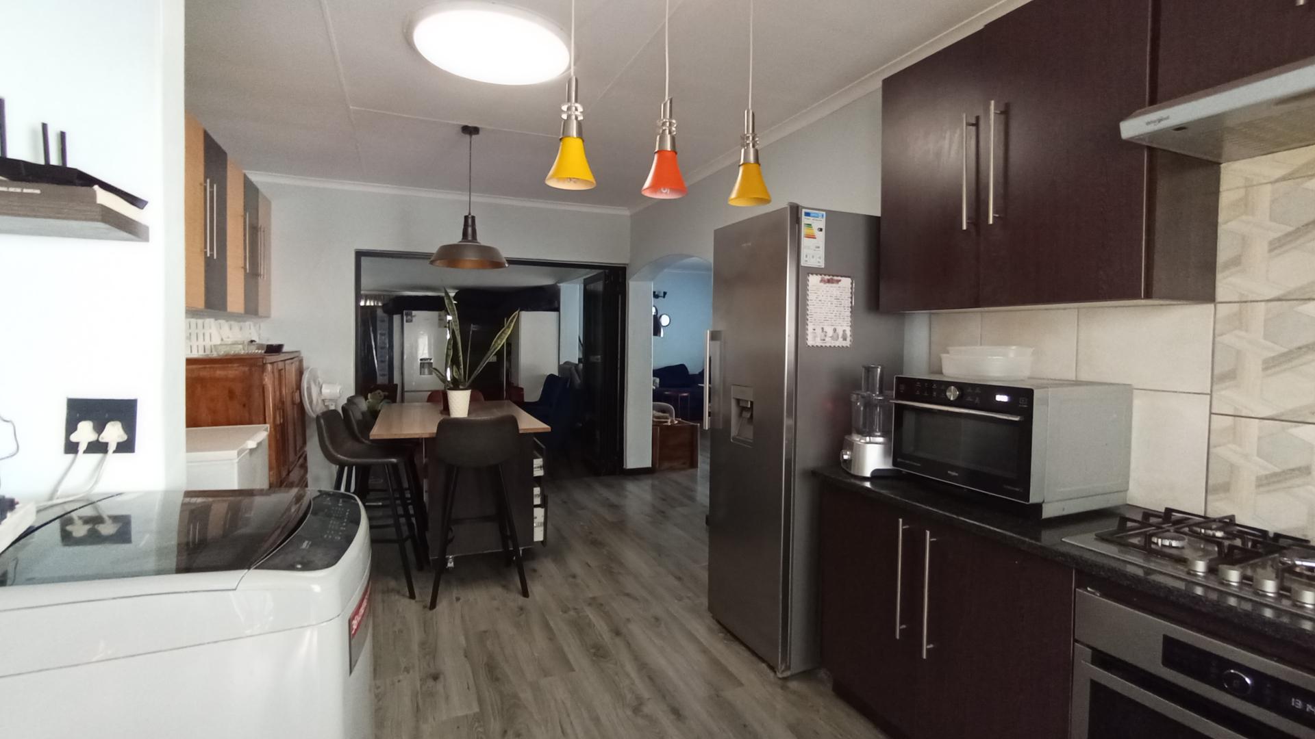 Kitchen - 10 square meters of property in Waterkloof Glen