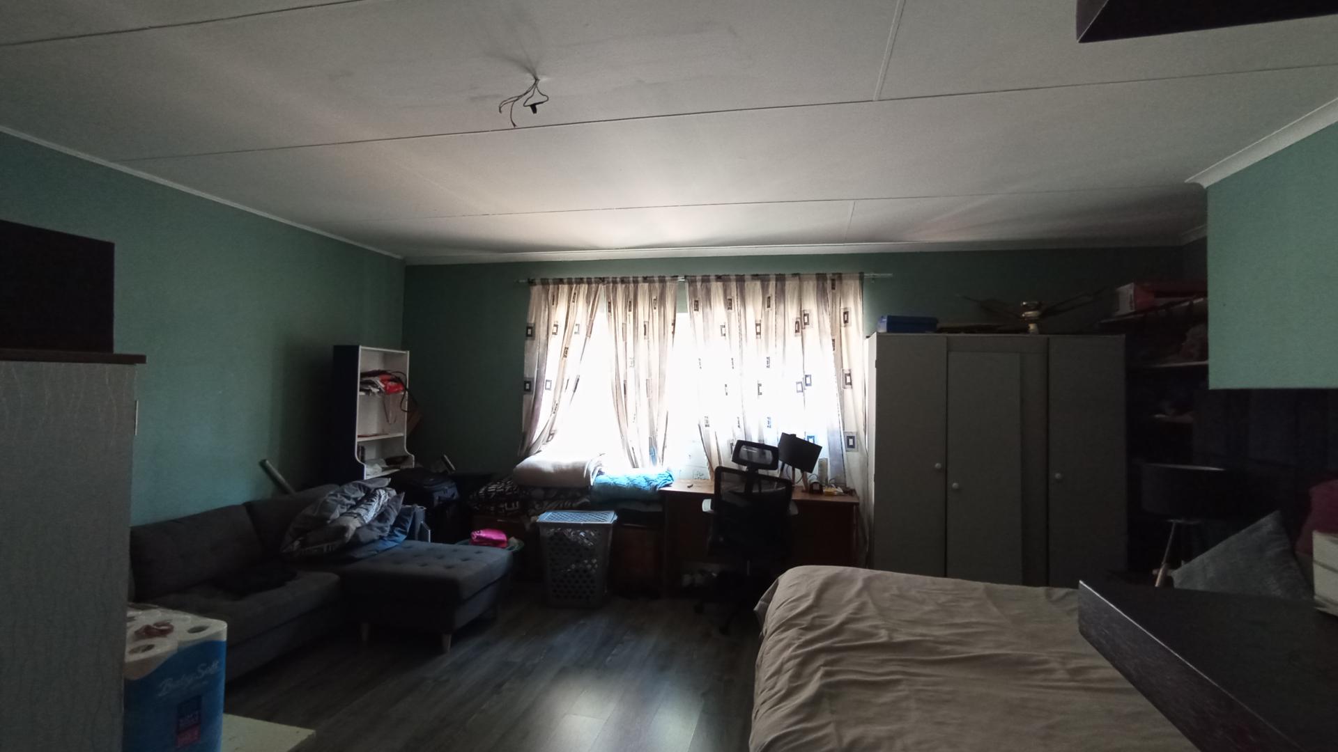 Bed Room 1 - 31 square meters of property in Waterkloof Glen