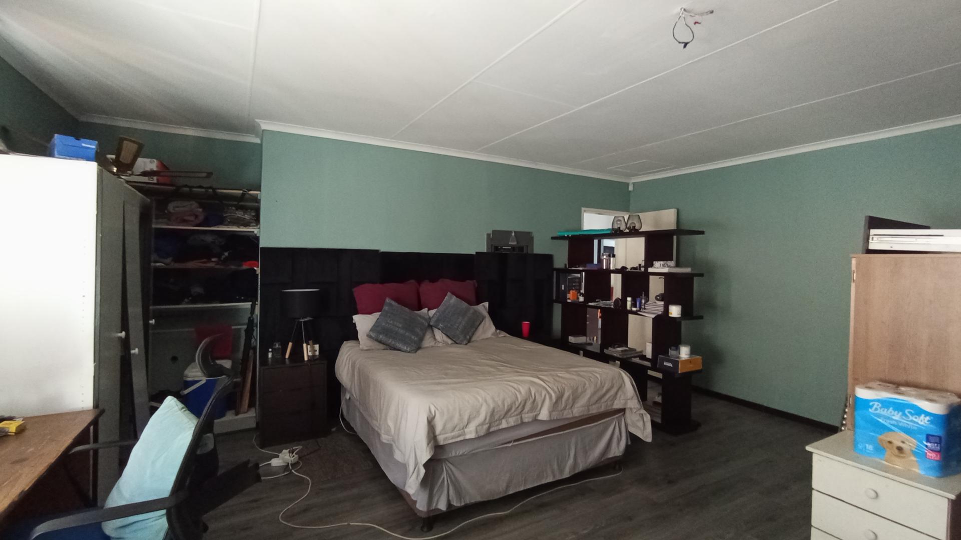 Bed Room 1 - 31 square meters of property in Waterkloof Glen