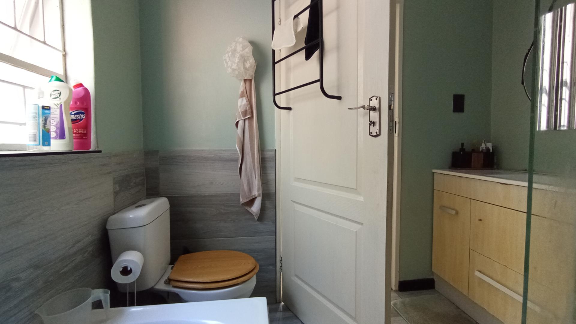 Bathroom 1 - 5 square meters of property in Waterkloof Glen