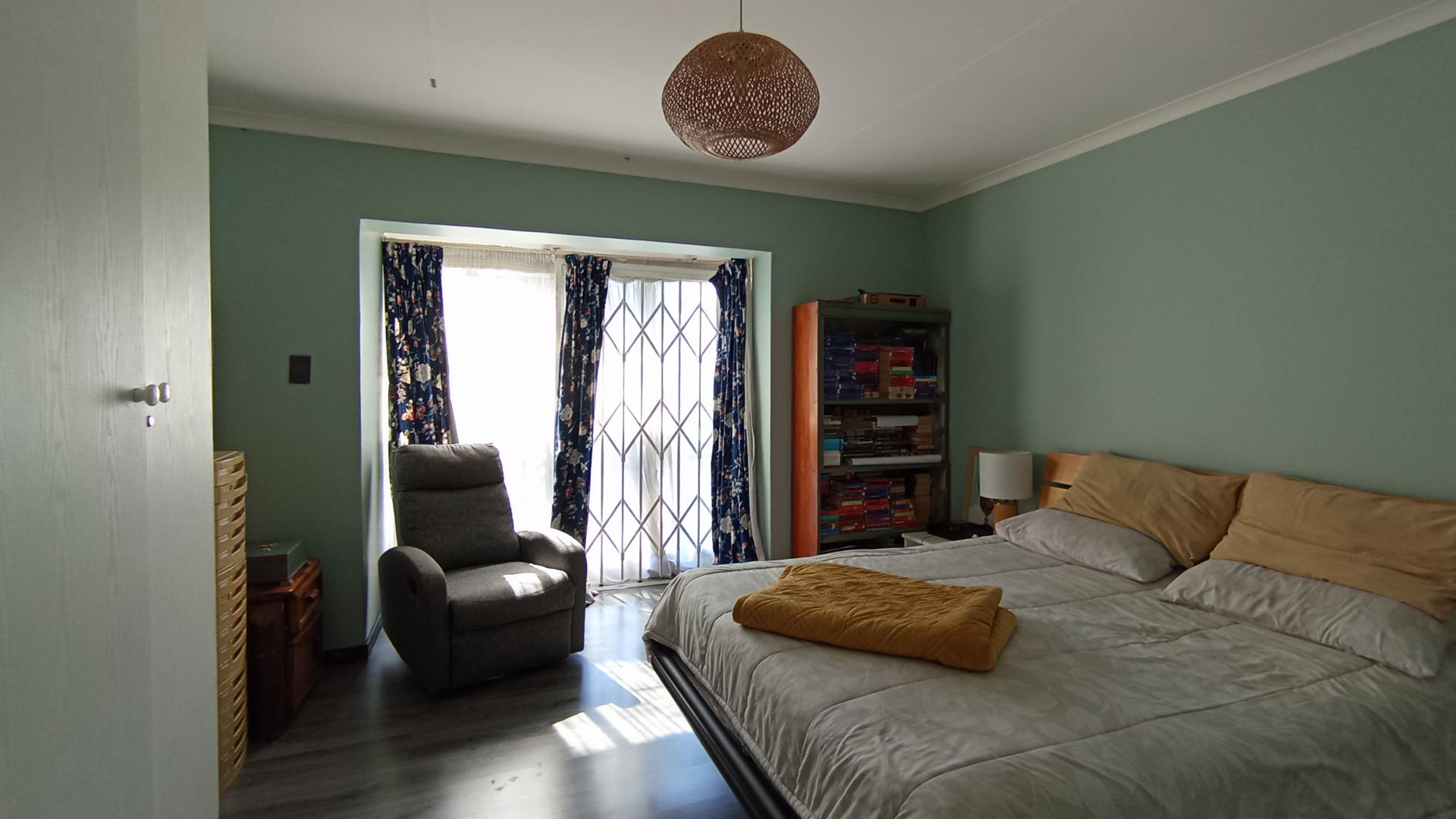 Main Bedroom - 18 square meters of property in Waterkloof Glen