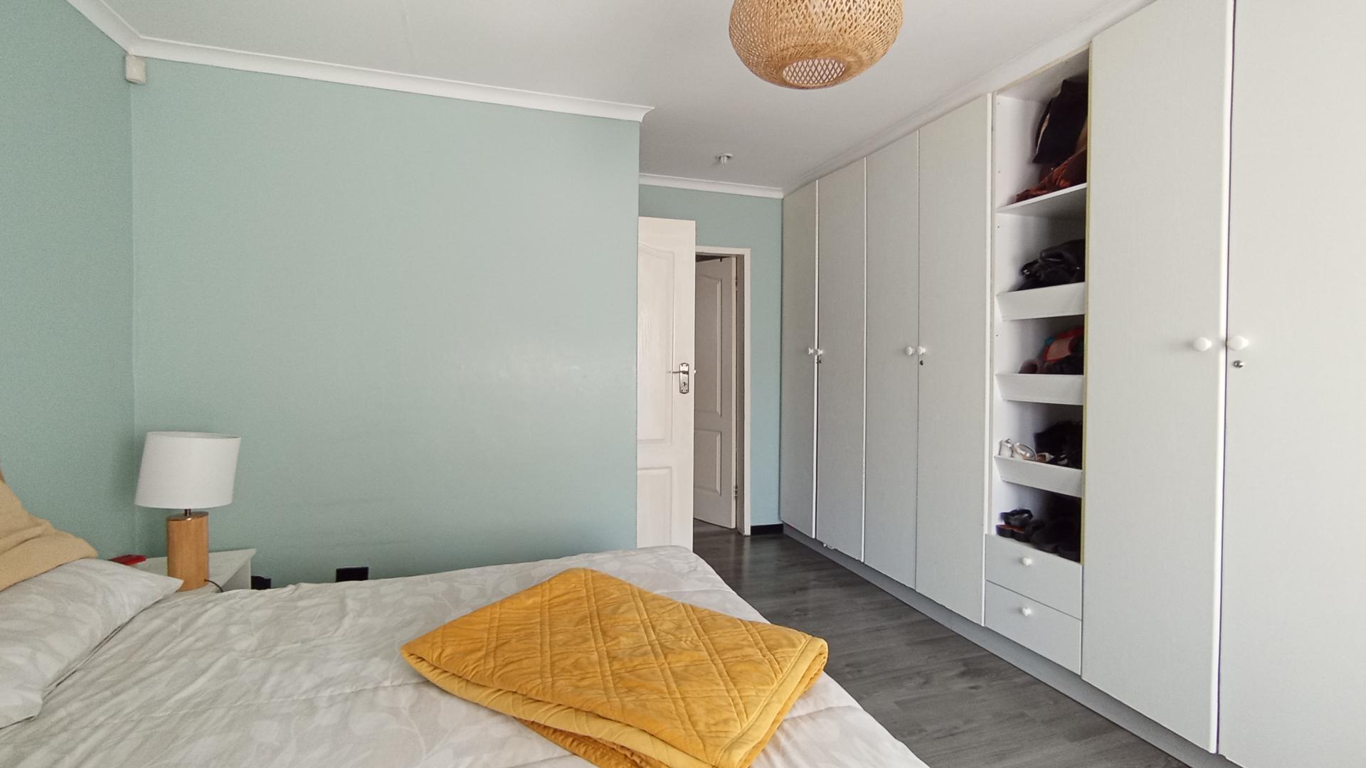 Main Bedroom - 18 square meters of property in Waterkloof Glen