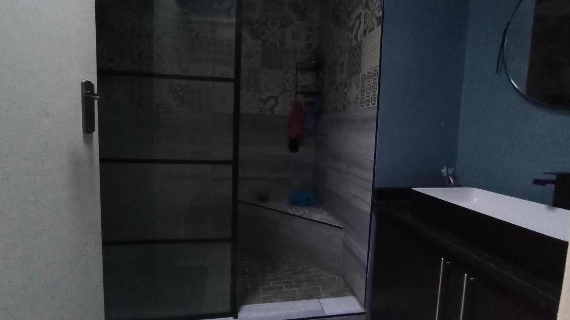 Main Bathroom - 5 square meters of property in Waterkloof Glen