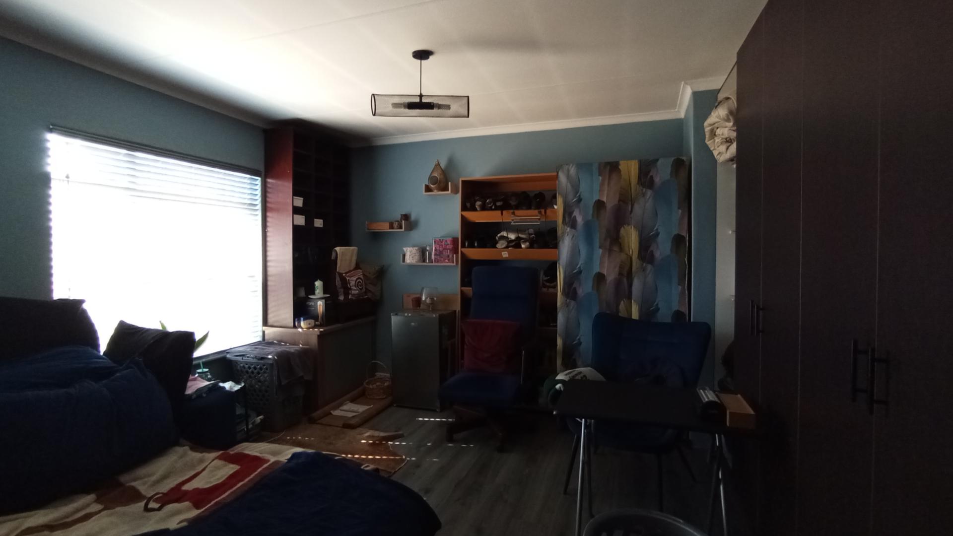 Bed Room 2 - 25 square meters of property in Waterkloof Glen