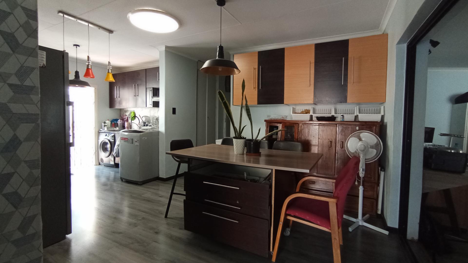 Kitchen - 10 square meters of property in Waterkloof Glen