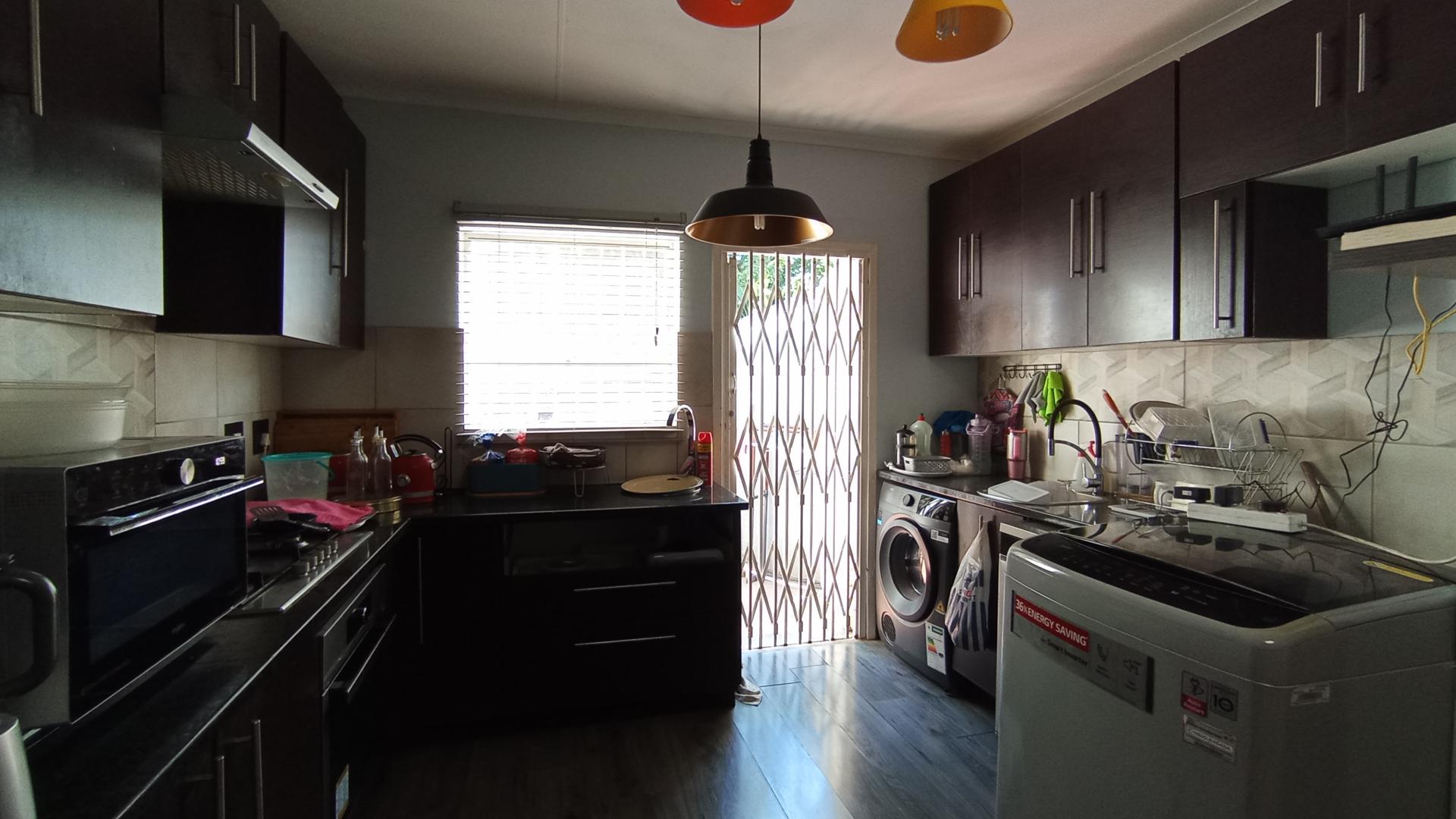 Kitchen - 10 square meters of property in Waterkloof Glen