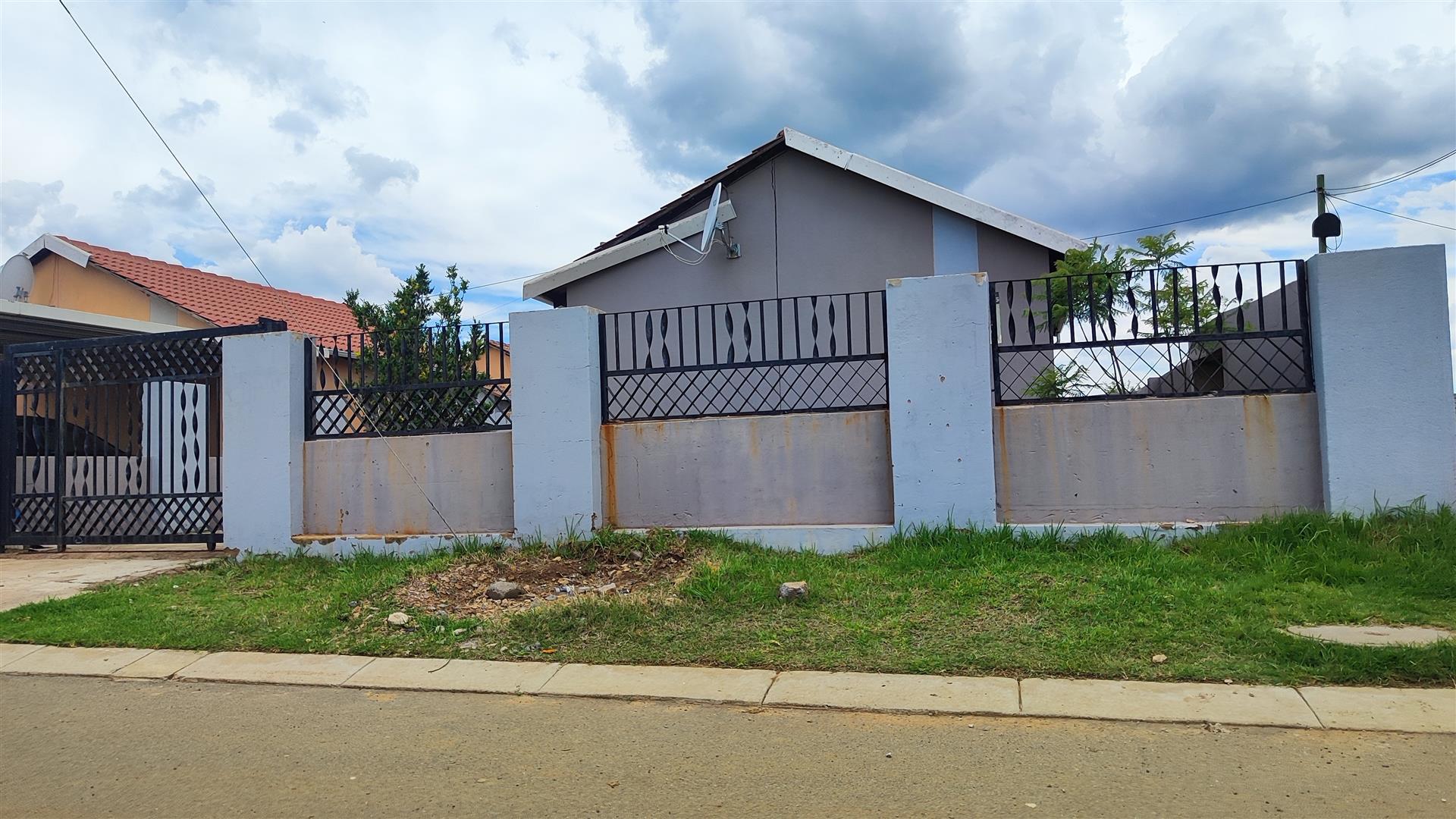 Front View of property in Savanna City