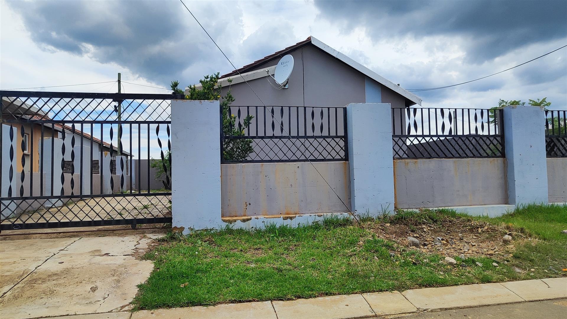 Front View of property in Savanna City