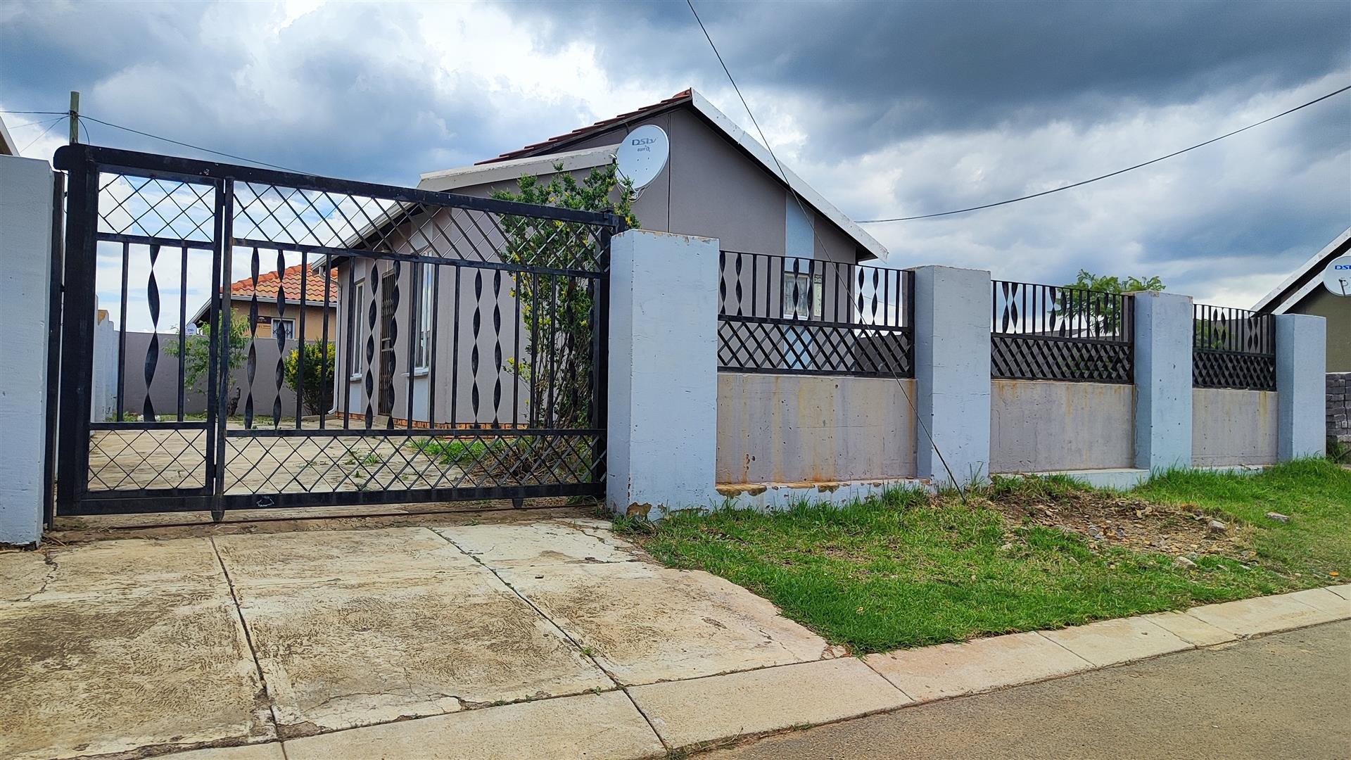 Front View of property in Savanna City