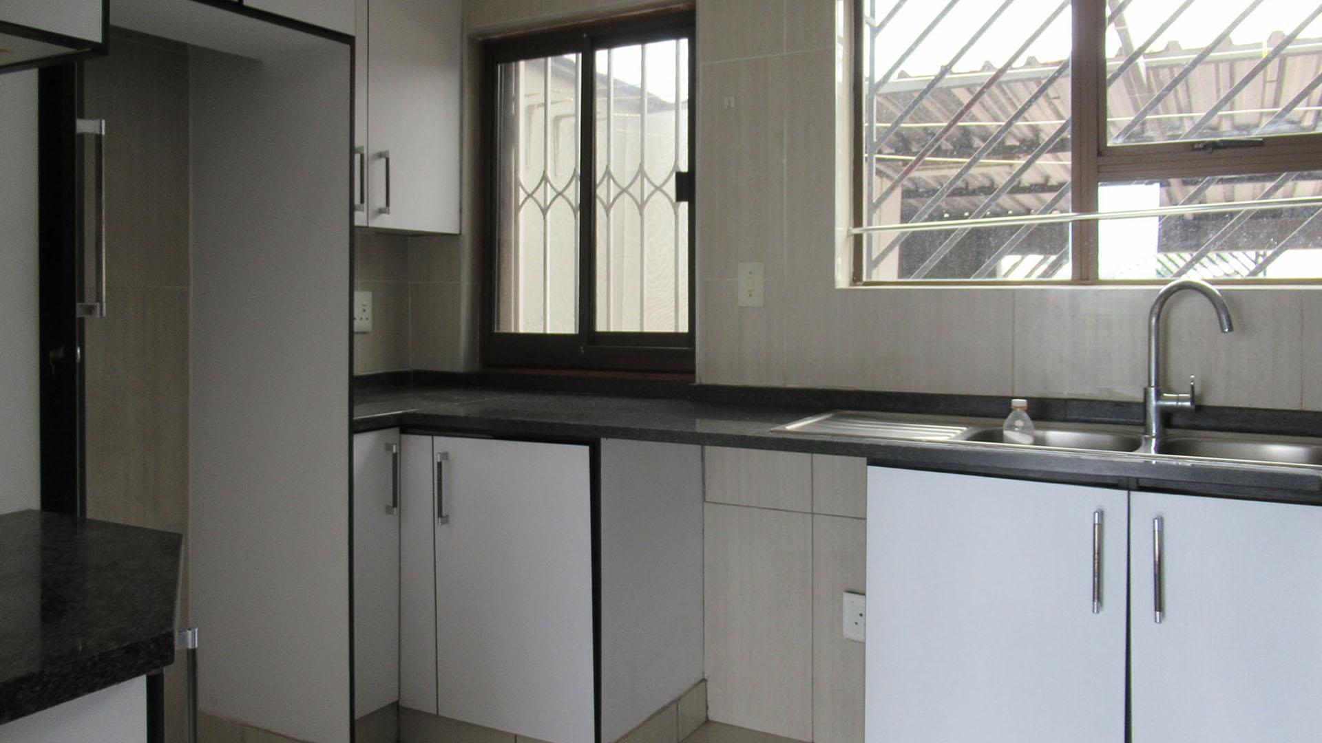 Kitchen - 8 square meters of property in Ridgeway