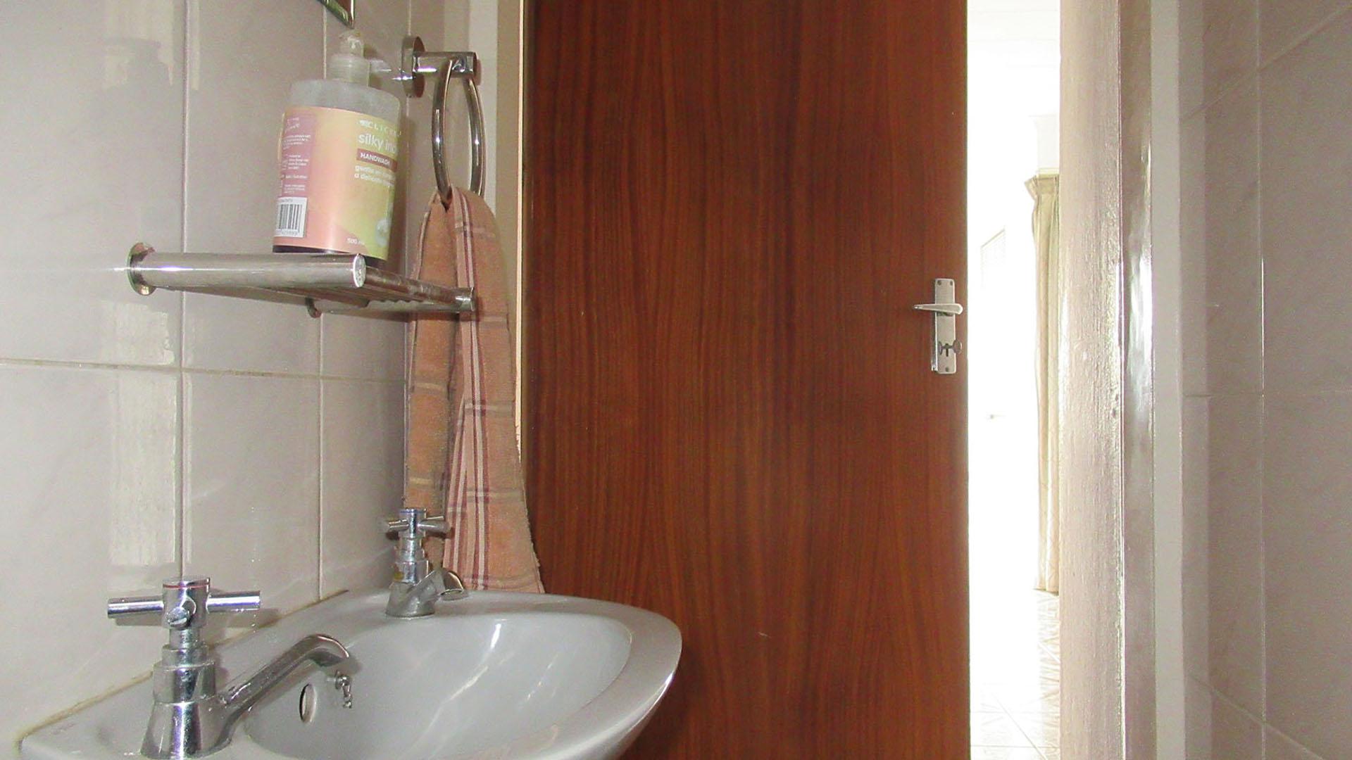 Guest Toilet - 3 square meters of property in Ridgeway
