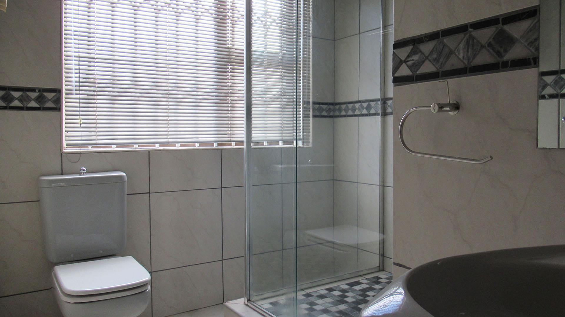 Main Bathroom - 5 square meters of property in Ridgeway