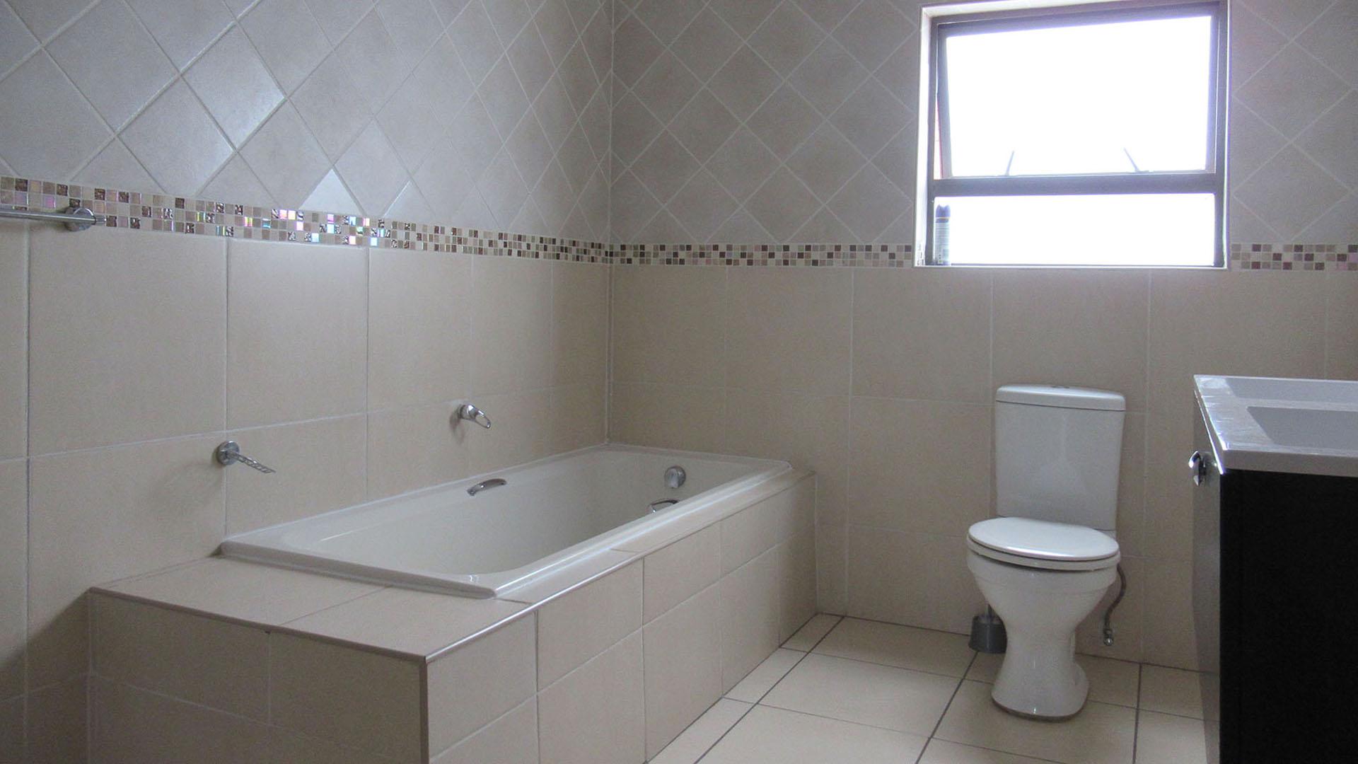 Bathroom 1 - 10 square meters of property in Elandspark