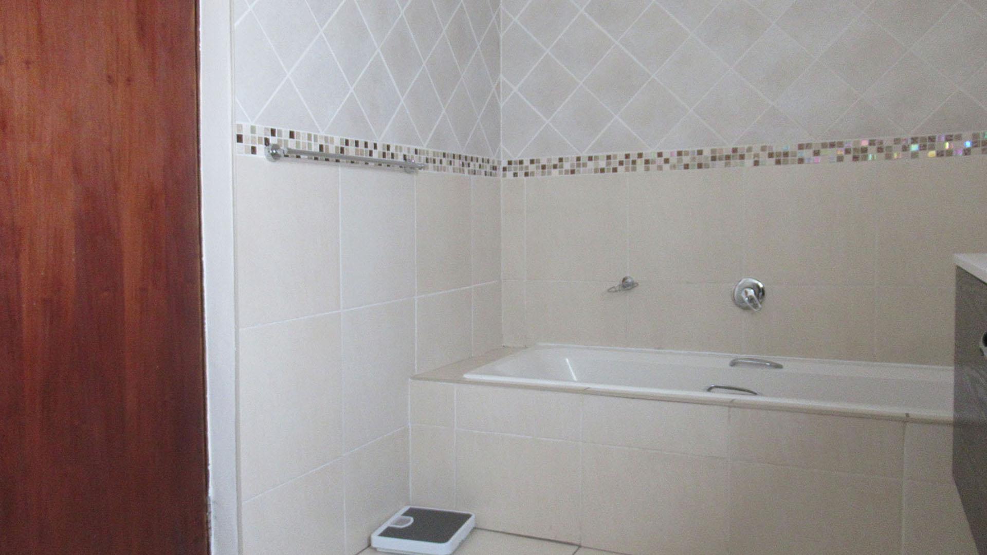 Main Bathroom - 8 square meters of property in Elandspark