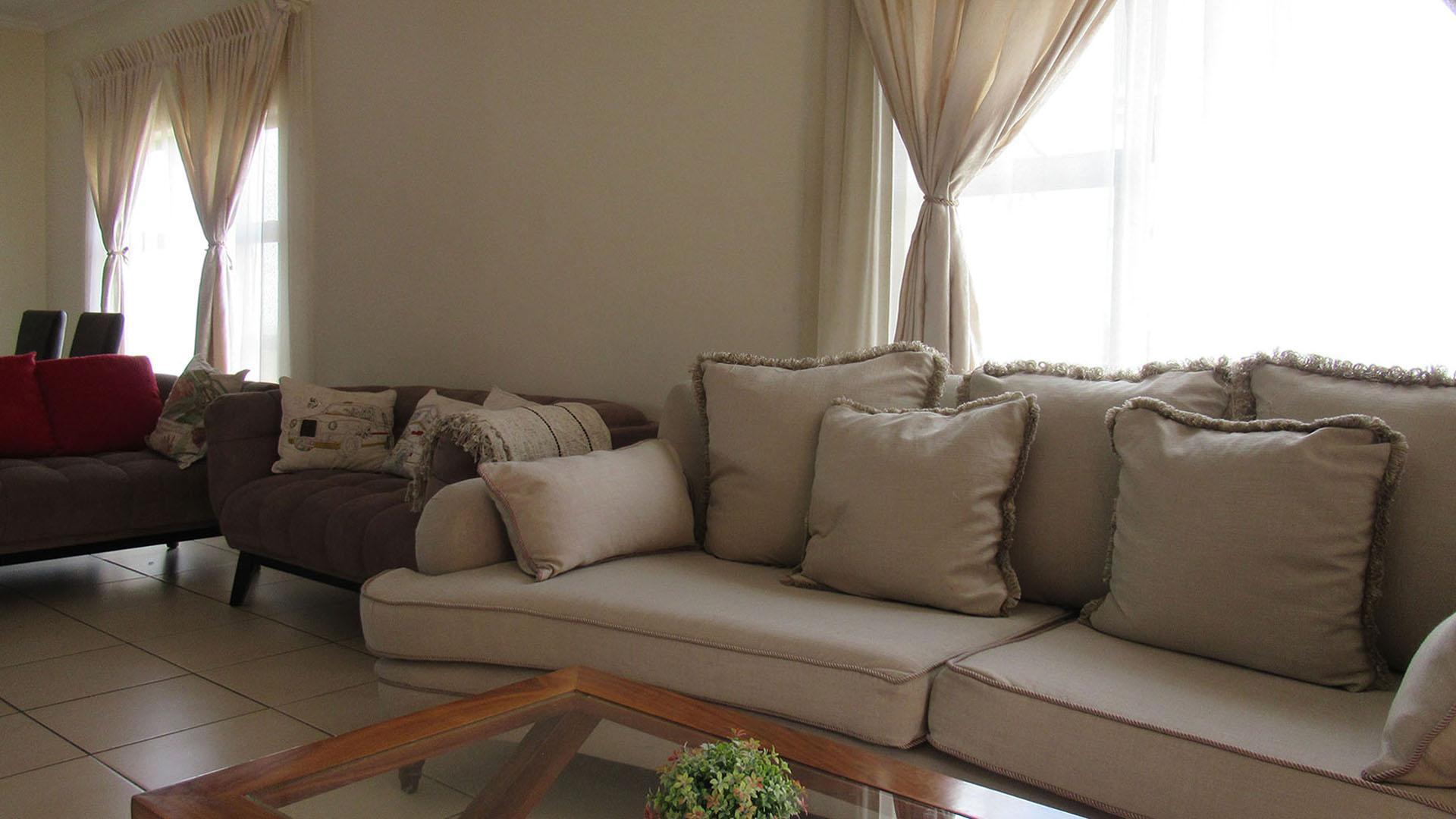 Lounges - 15 square meters of property in Elandspark