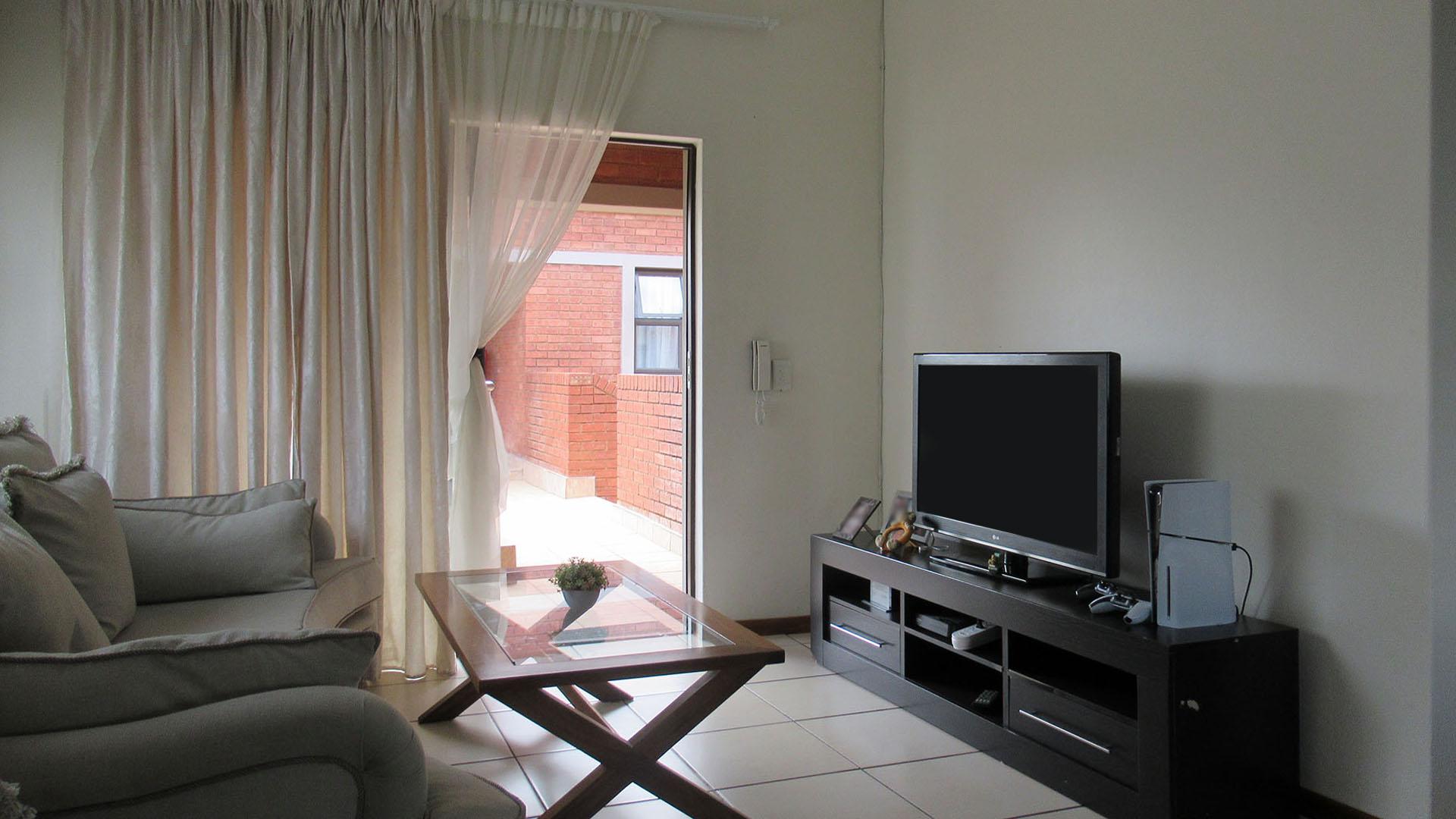 Lounges - 15 square meters of property in Elandspark