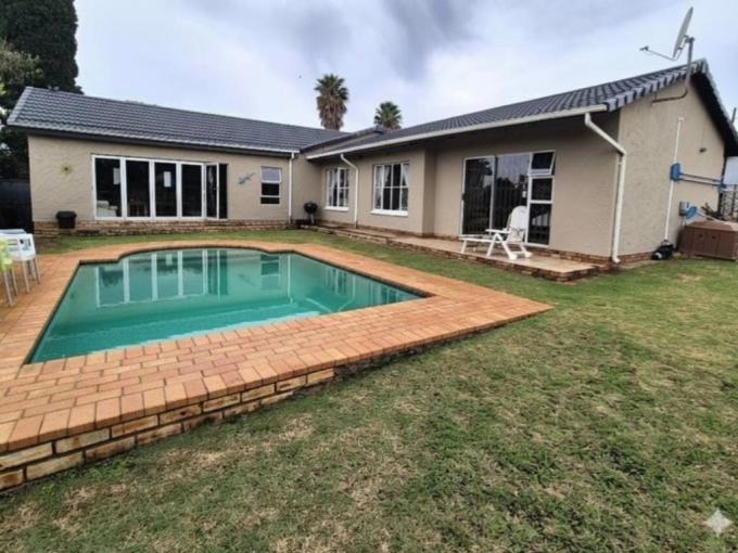 3 Bedroom House for Sale For Sale in Brackendowns - MR698756