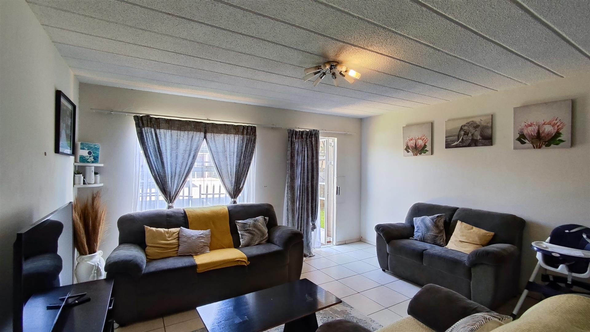 Lounges - 21 square meters of property in Ravenswood