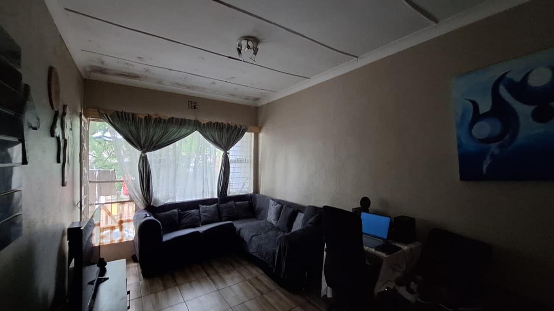 Lounges - 21 square meters of property in Windsor East