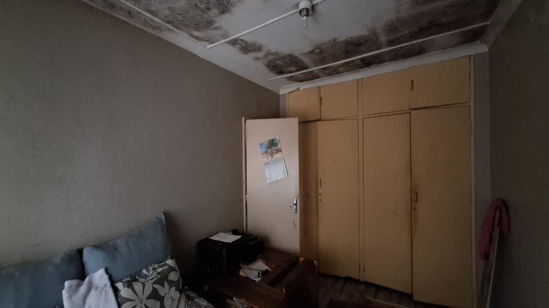 Bed Room 1 - 17 square meters of property in Windsor East