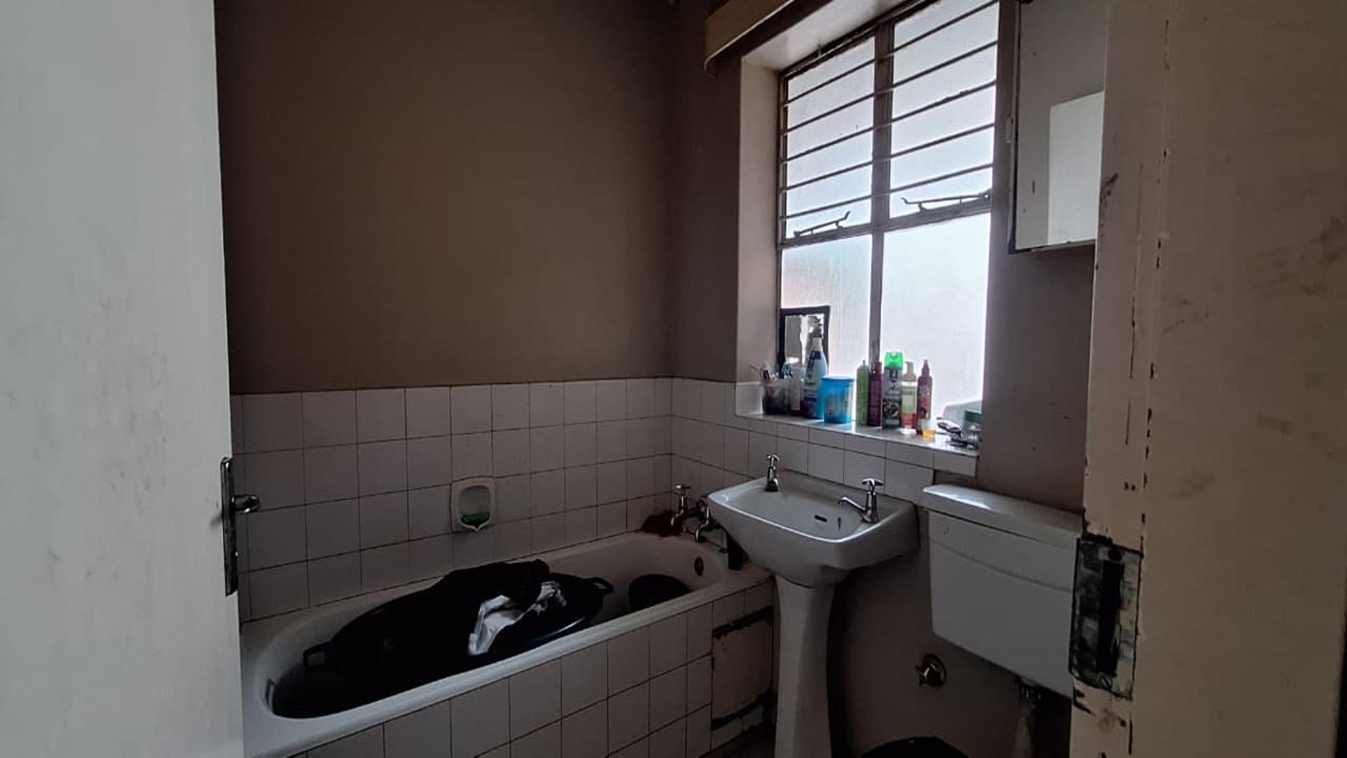 Bathroom 1 - 5 square meters of property in Windsor East