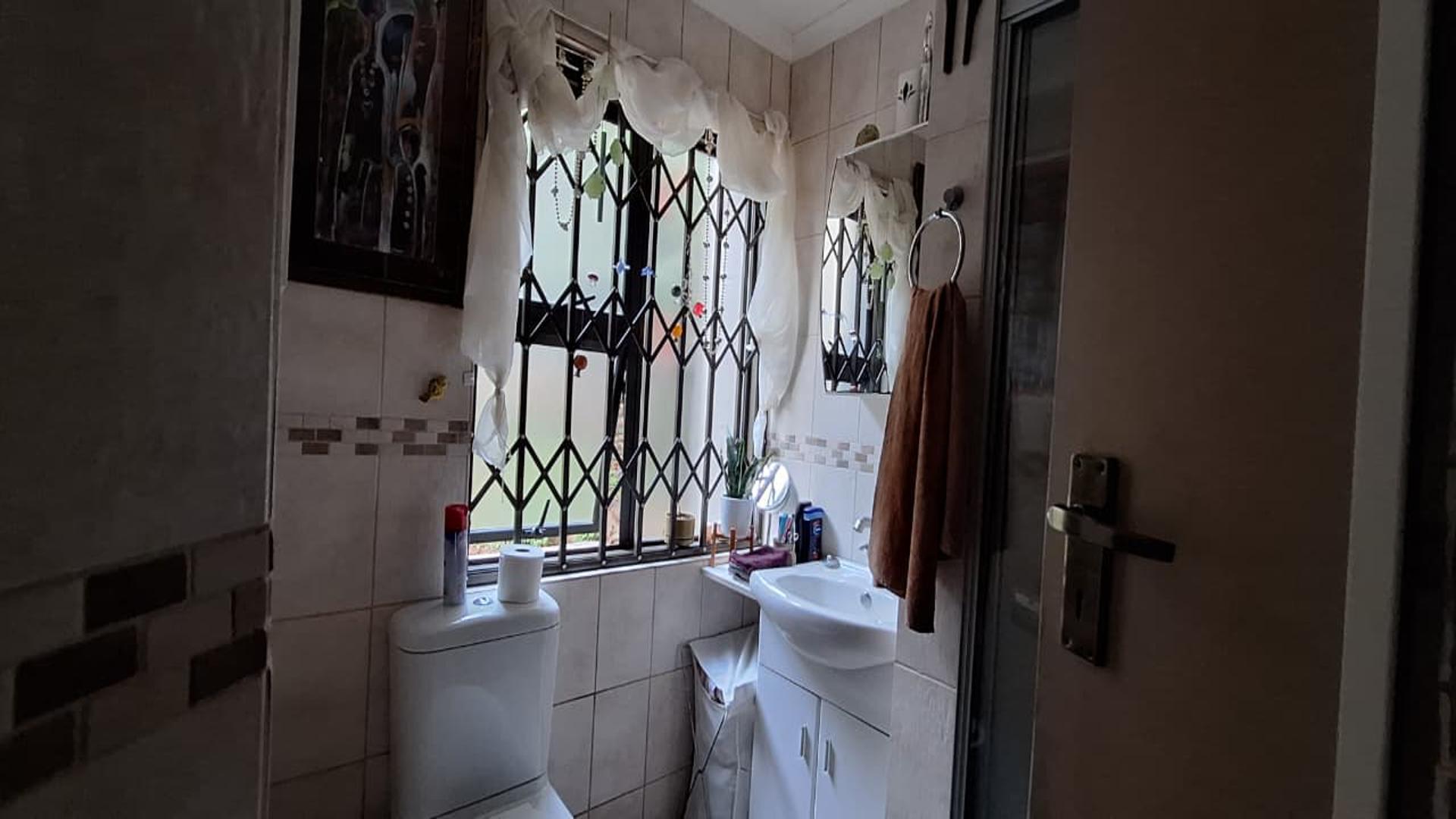 Bathroom 1 - 4 square meters of property in Helderkruin