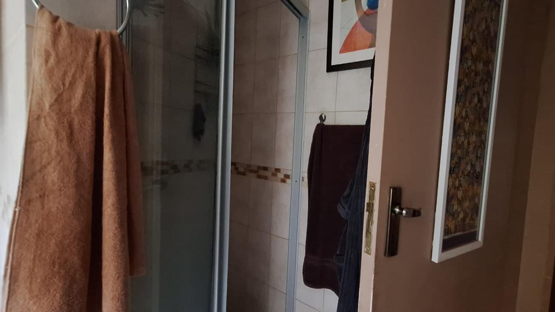 Bathroom 1 - 4 square meters of property in Helderkruin