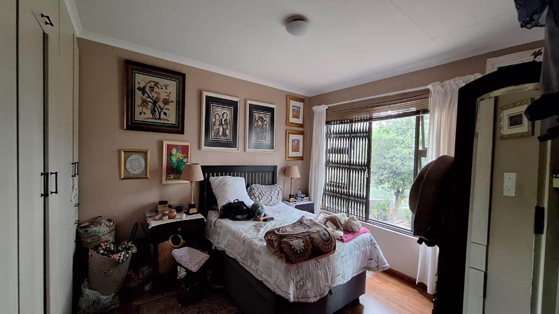 Main Bedroom - 17 square meters of property in Helderkruin