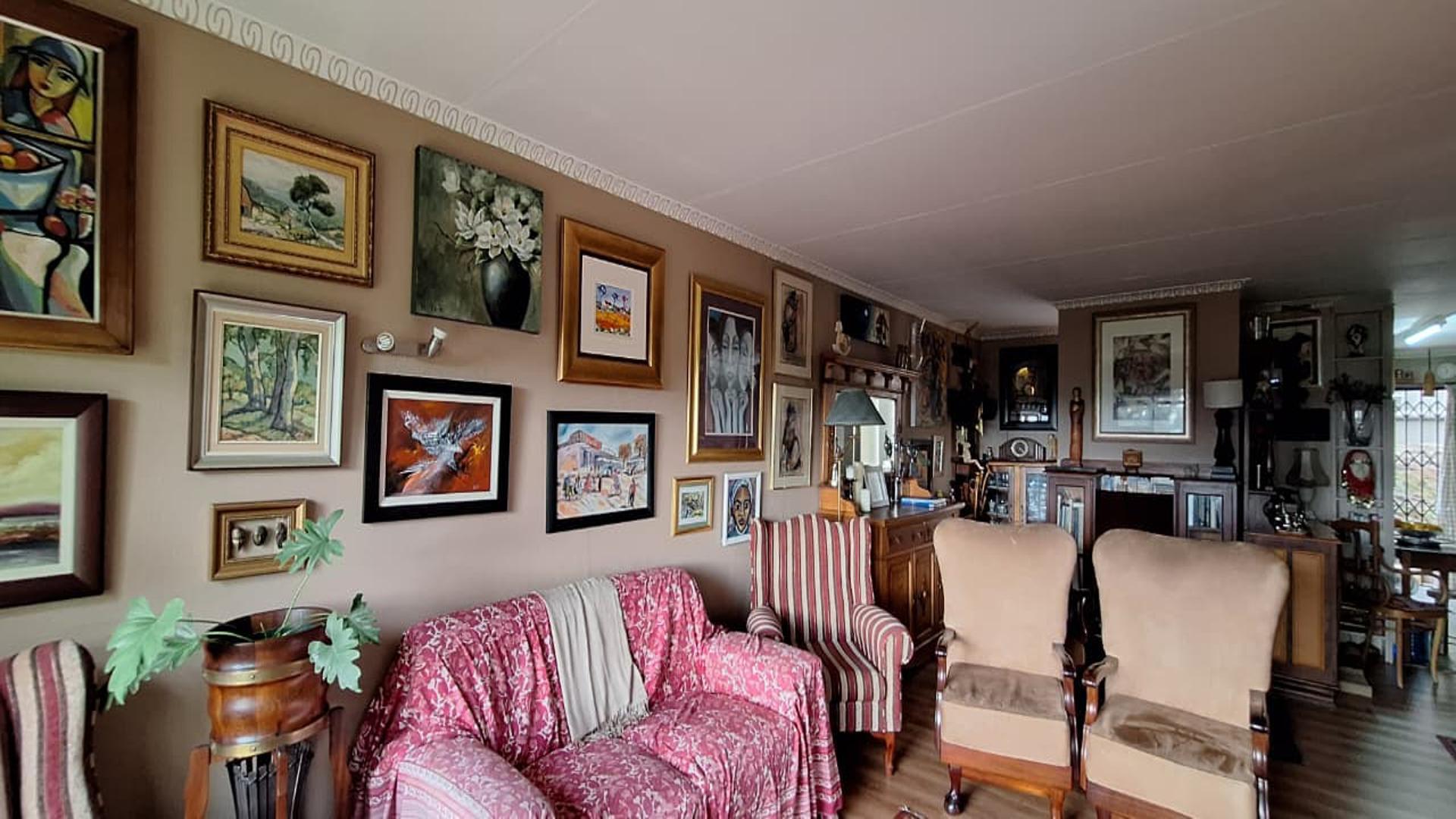 Lounges - 14 square meters of property in Helderkruin