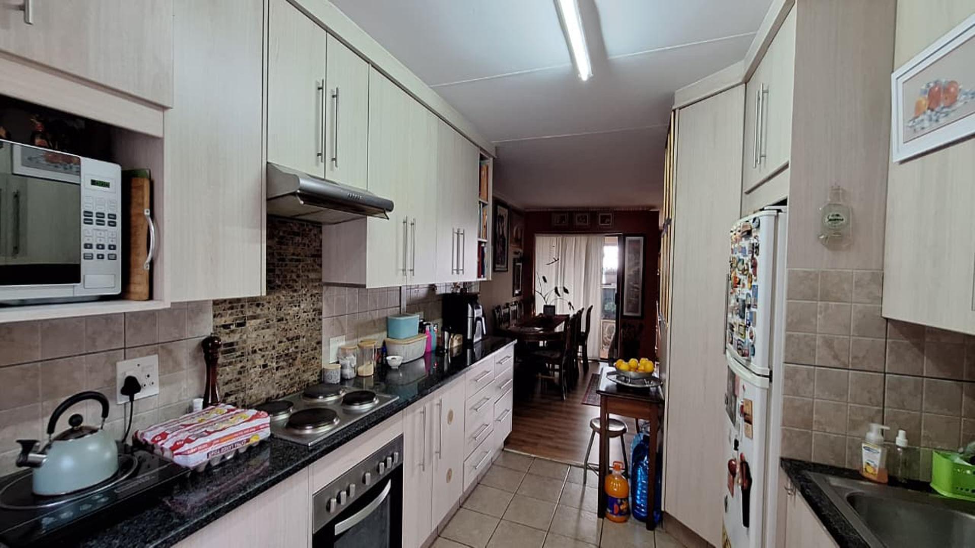 Kitchen - 14 square meters of property in Helderkruin