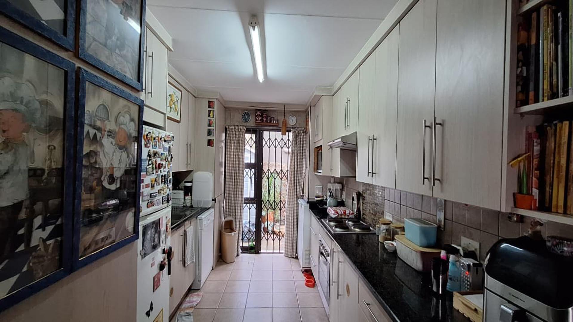 Kitchen - 14 square meters of property in Helderkruin