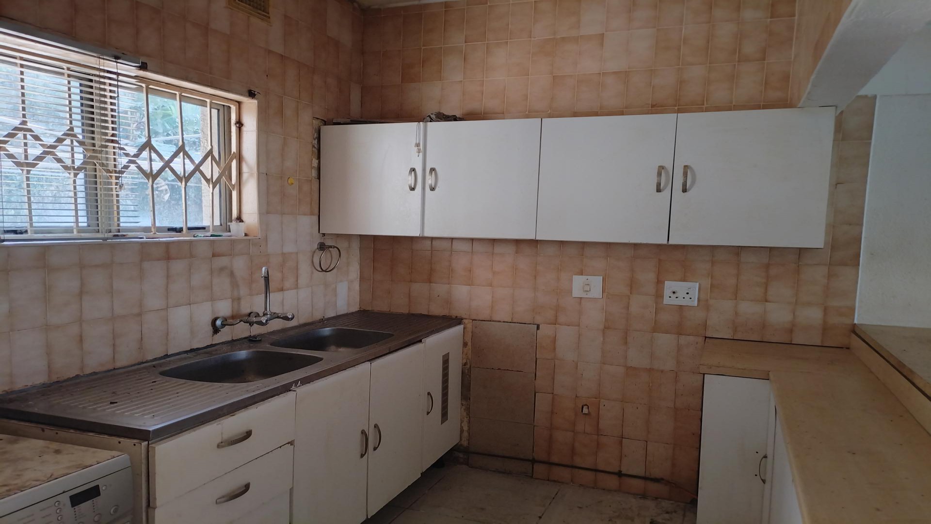 Kitchen of property in Kingsburgh
