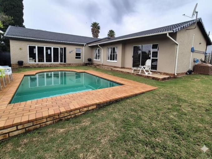 3 Bedroom House for Sale For Sale in Brackendowns - MR698825