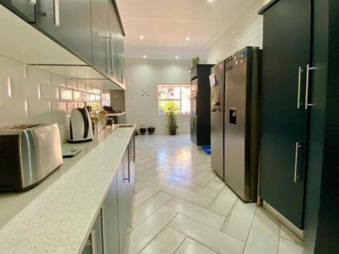 4 Bedroom House for Sale For Sale in Oakdene - MR698828