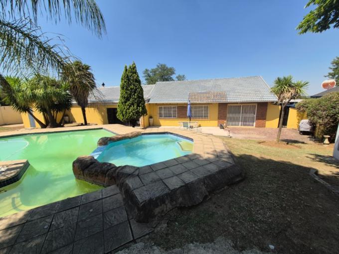 4 Bedroom House for Sale For Sale in Mulbarton - MR698838